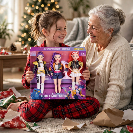Mormor och barnbarn med dockorna på julmorgonen