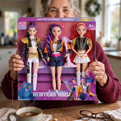 Mormor håller upp lådan med de tre sjungande dockorna, 2026 Edition